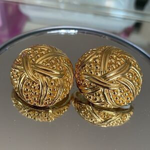 Vtg round heavy shiny gold clip on earrings